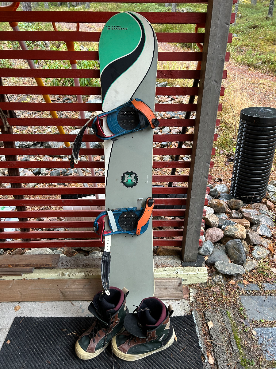 Hyväkuntoinen lumilauta 157 cm + monot koko 46