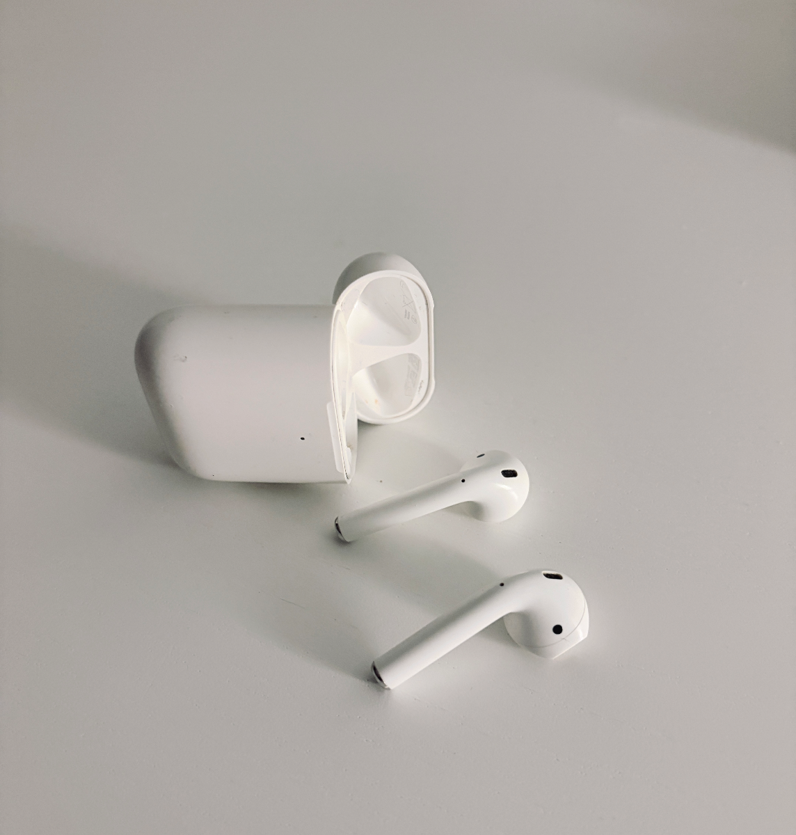 Apple AirPods 2. sukupolvi – alkuperäiset kuulokkeet latauskotelolla